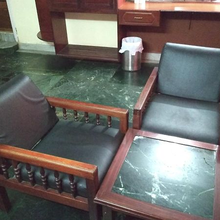 Hotel Rukmini Alwaye Bagian luar foto