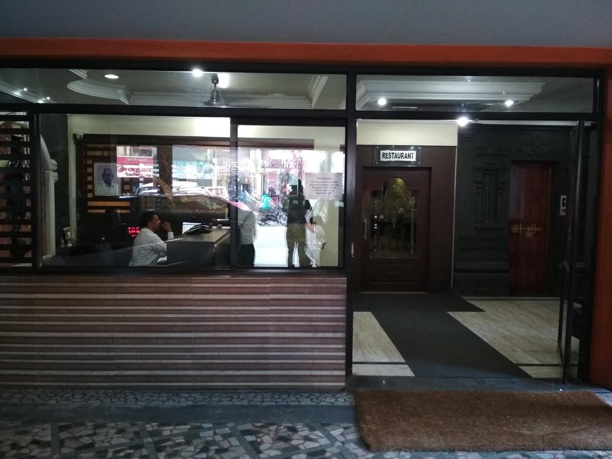 Hotel Rukmini Alwaye Bagian luar foto