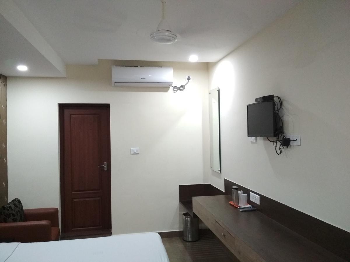 Hotel Rukmini Alwaye Bagian luar foto