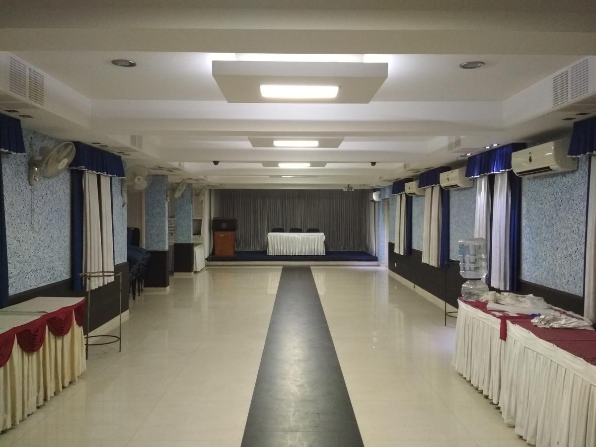 Hotel Rukmini Alwaye Bagian luar foto