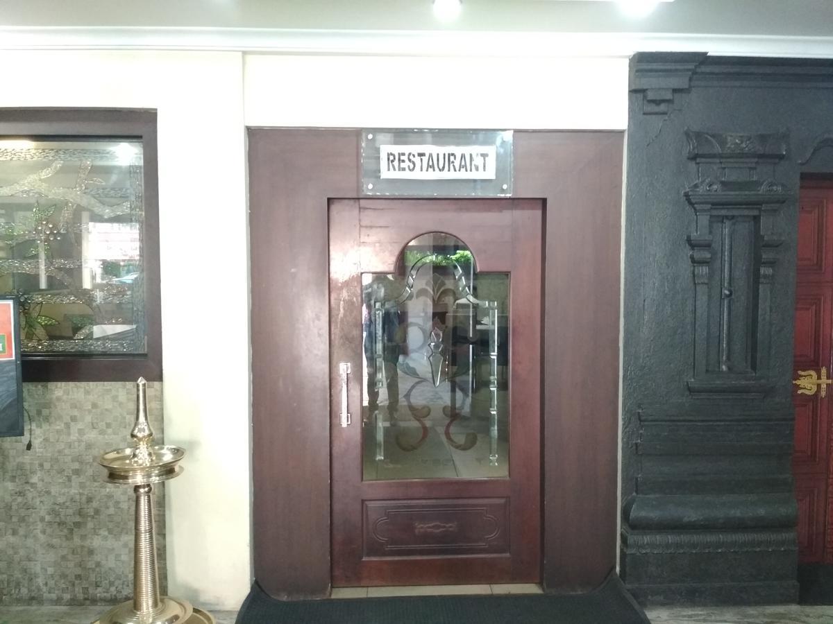 Hotel Rukmini Alwaye Bagian luar foto