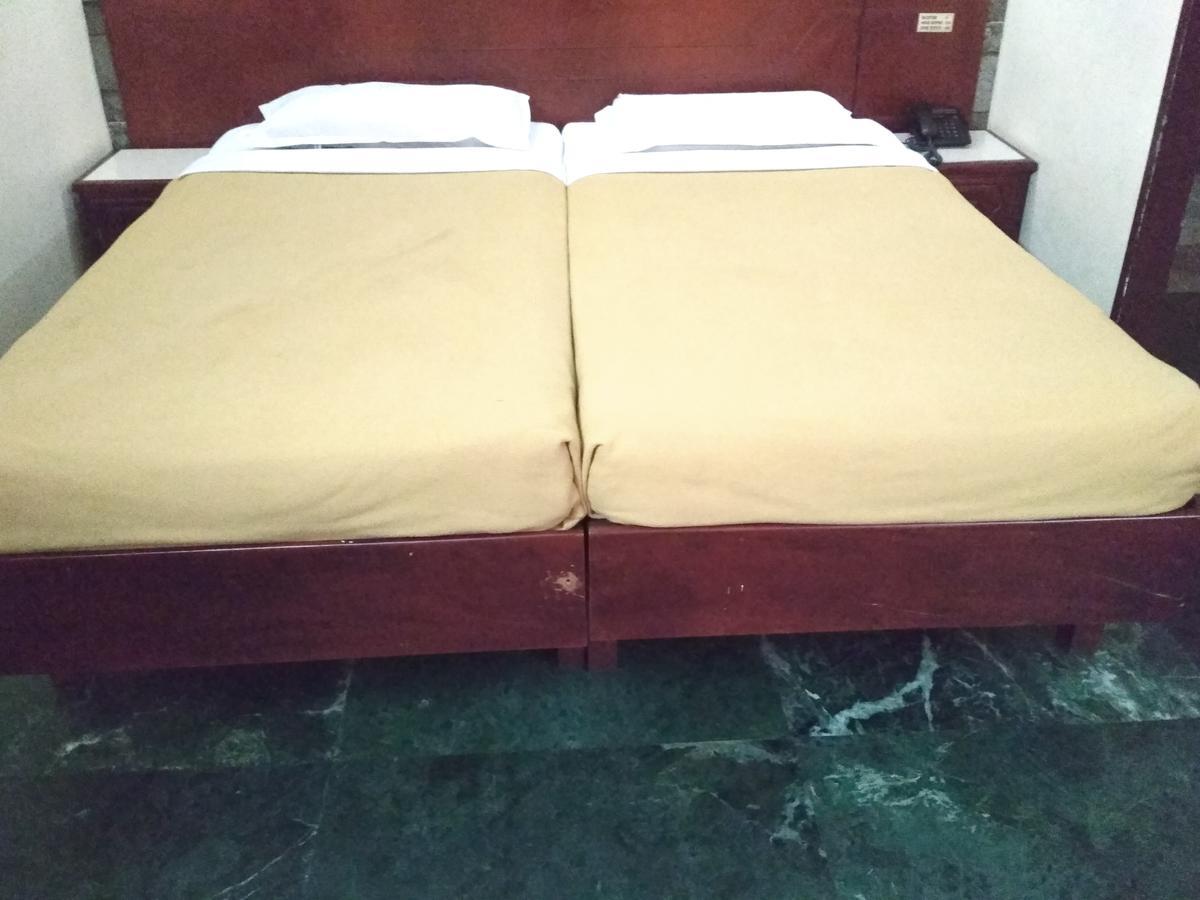 Hotel Rukmini Alwaye Bagian luar foto