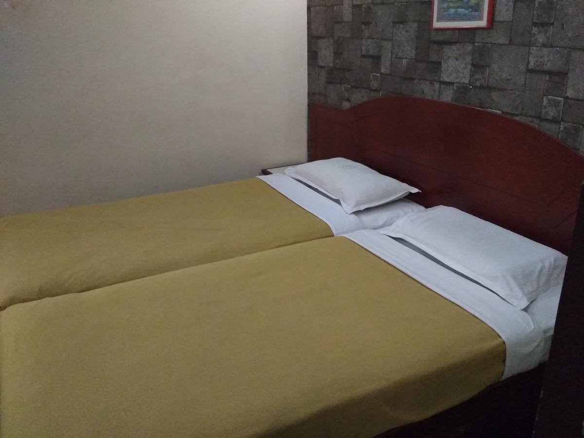 Hotel Rukmini Alwaye Bagian luar foto