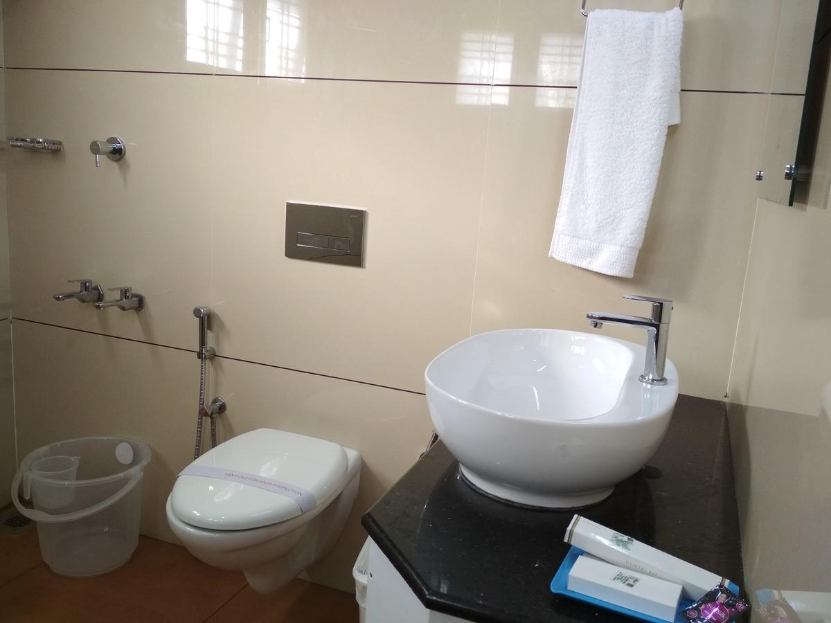 Hotel Rukmini Alwaye Bagian luar foto