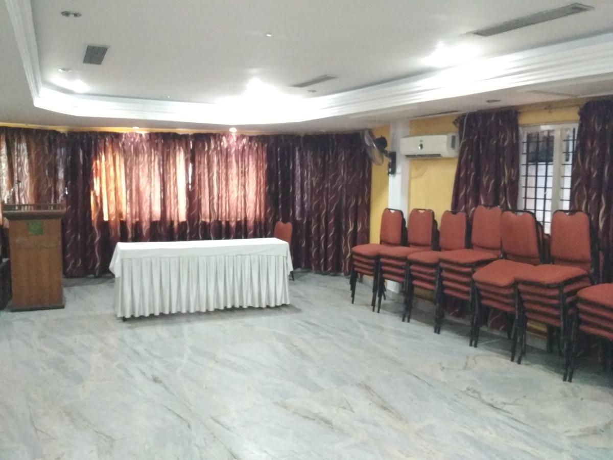 Hotel Rukmini Alwaye Bagian luar foto