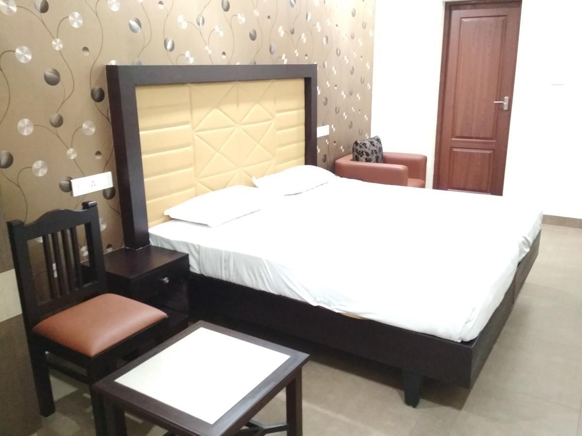 Hotel Rukmini Alwaye Bagian luar foto