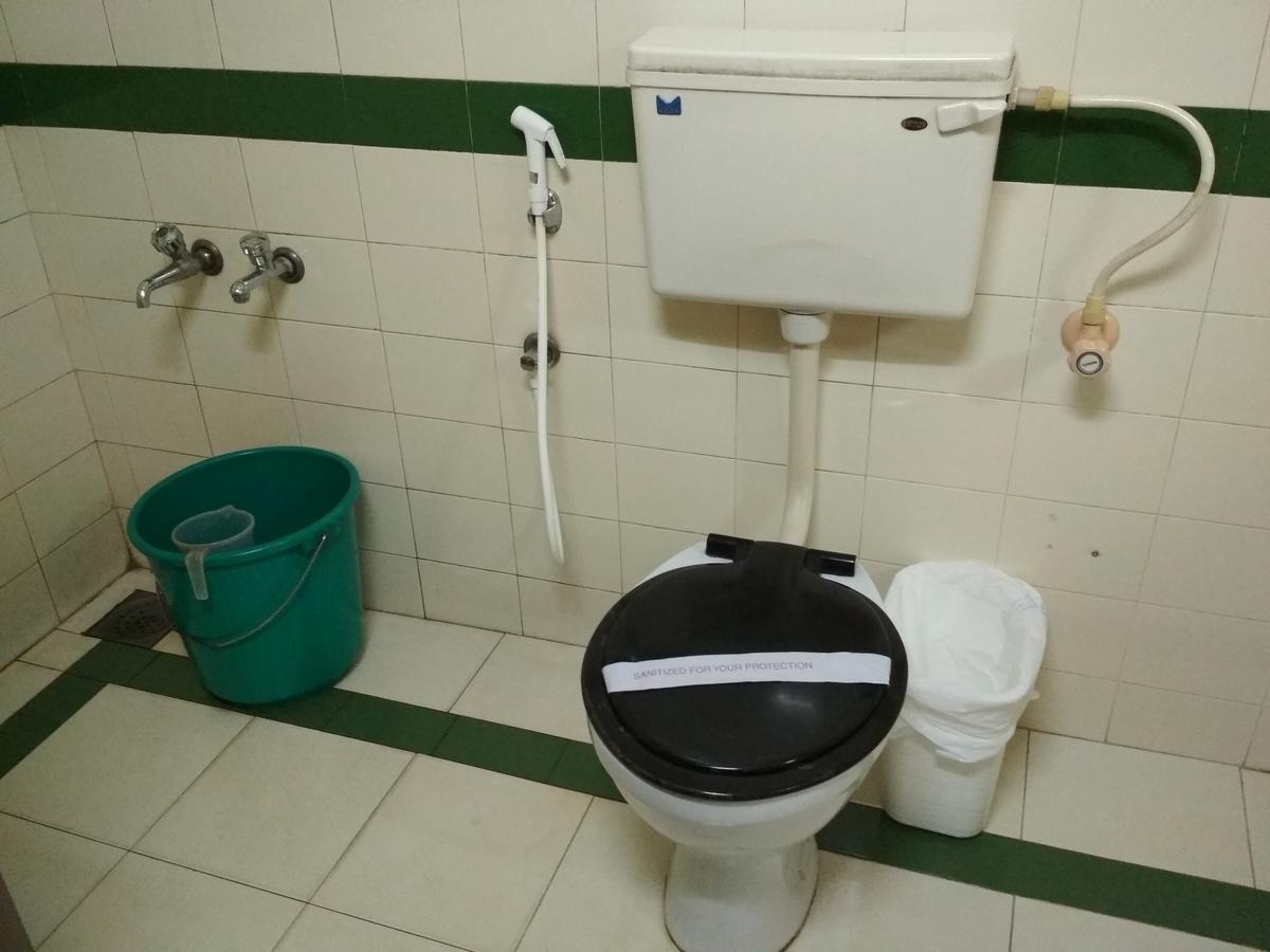 Hotel Rukmini Alwaye Bagian luar foto