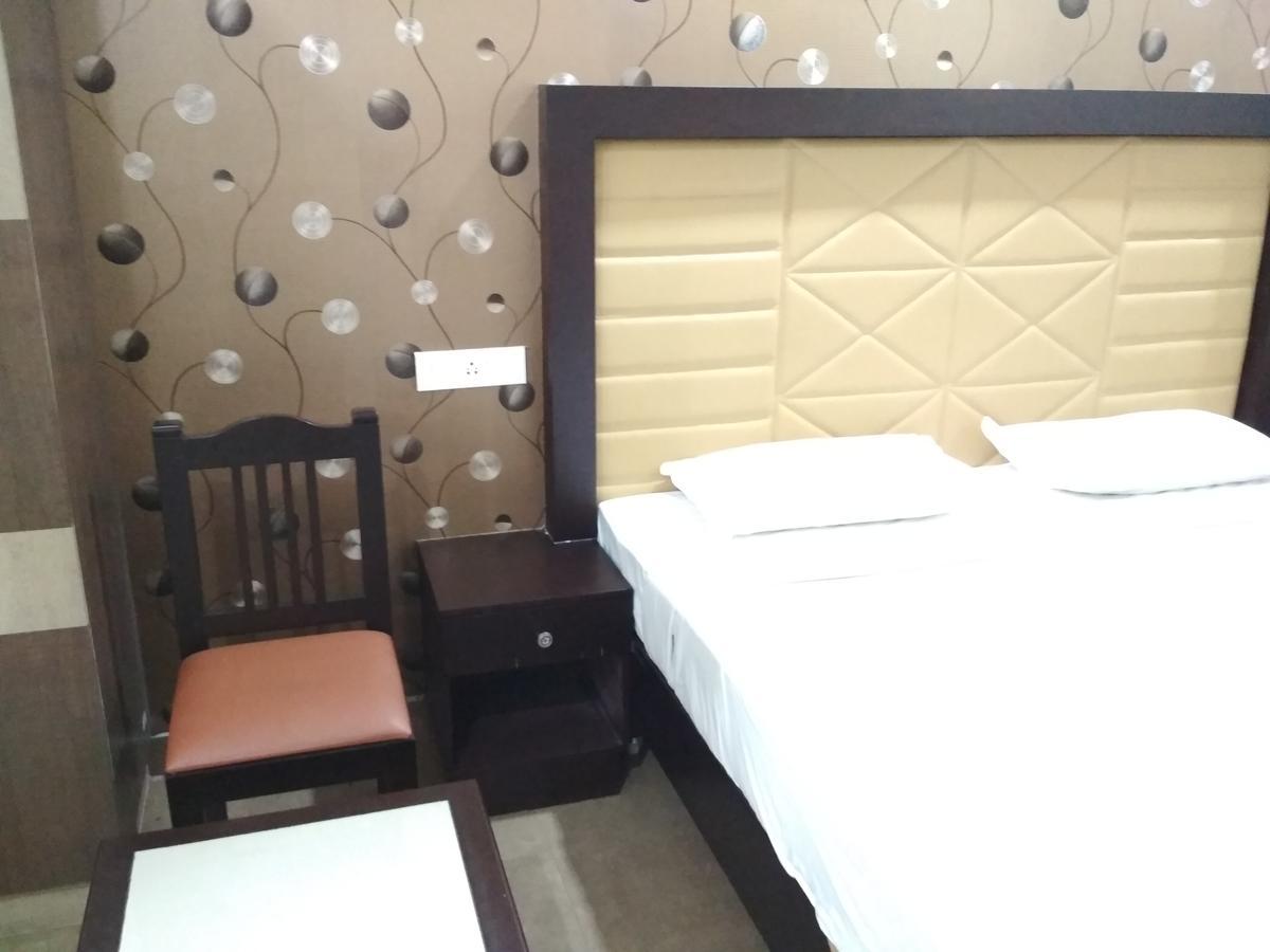 Hotel Rukmini Alwaye Bagian luar foto