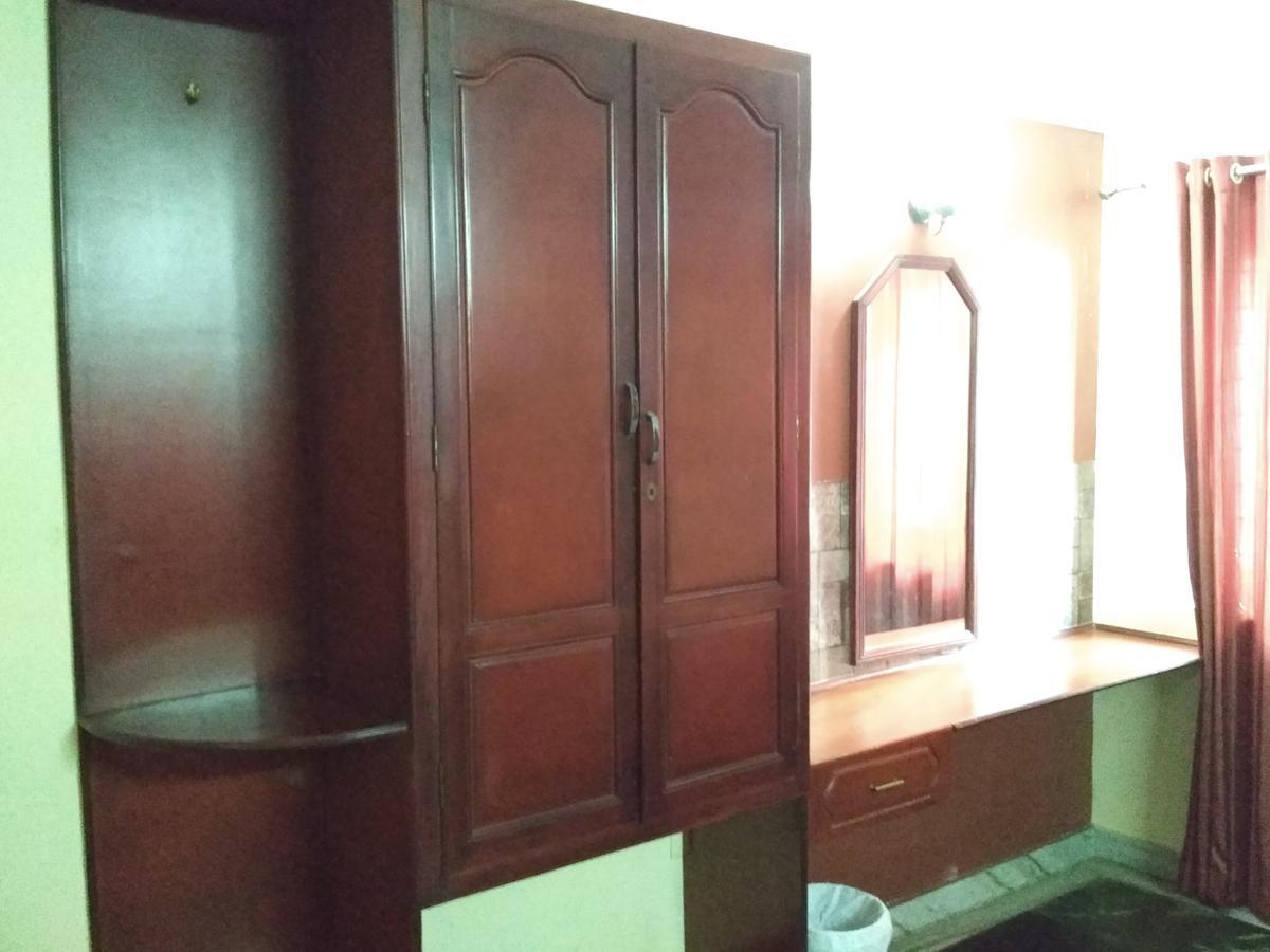 Hotel Rukmini Alwaye Bagian luar foto