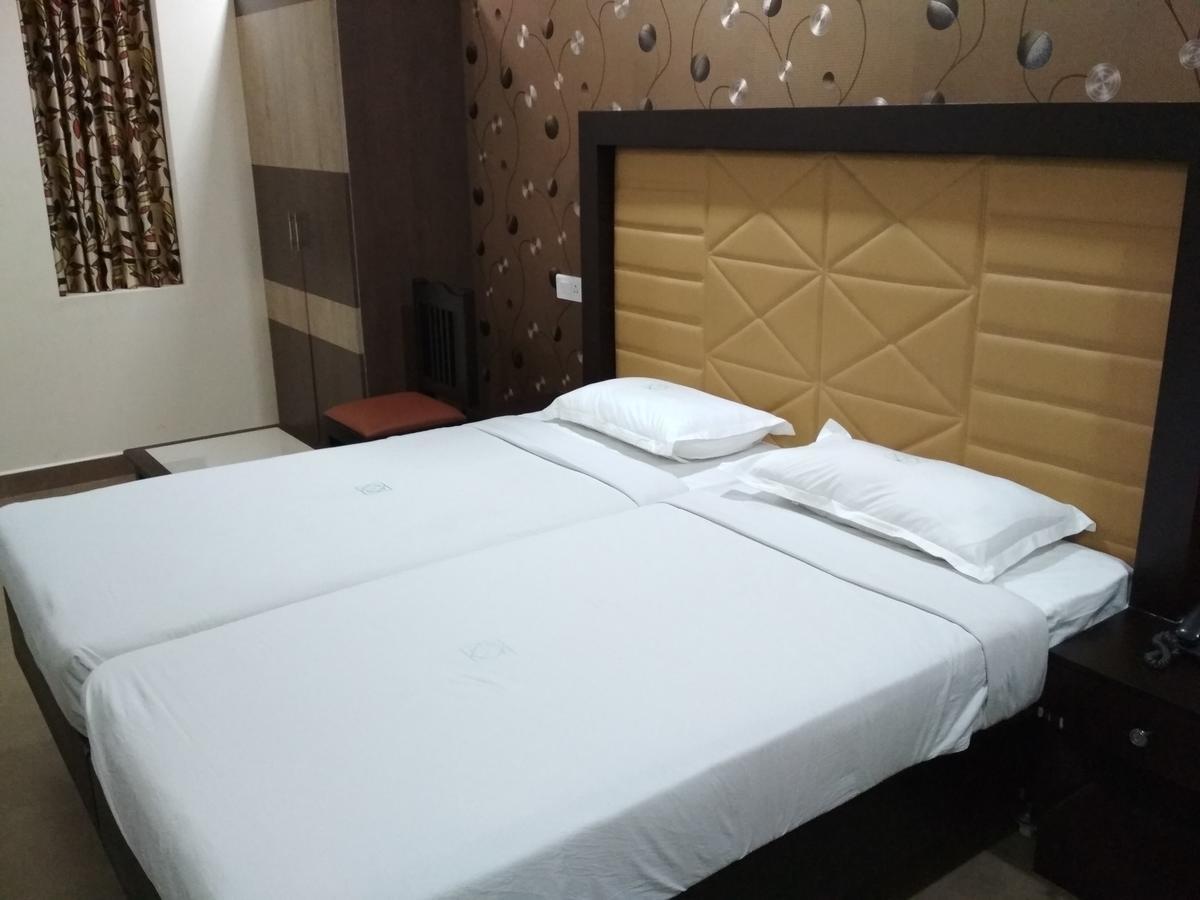 Hotel Rukmini Alwaye Bagian luar foto