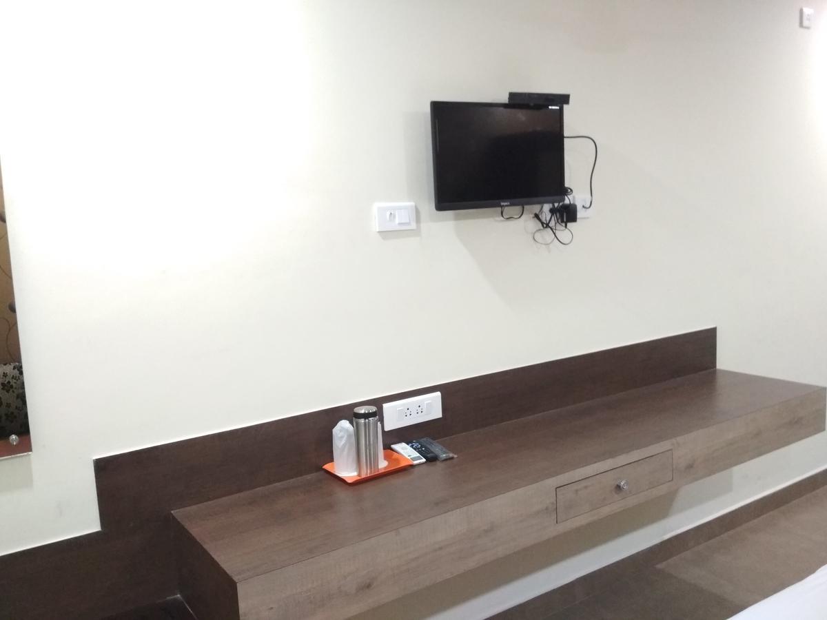 Hotel Rukmini Alwaye Bagian luar foto