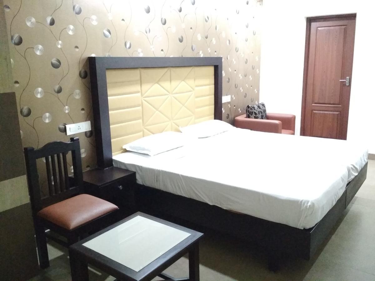 Hotel Rukmini Alwaye Bagian luar foto