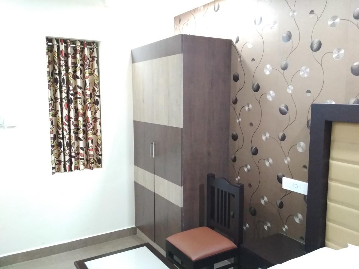 Hotel Rukmini Alwaye Bagian luar foto