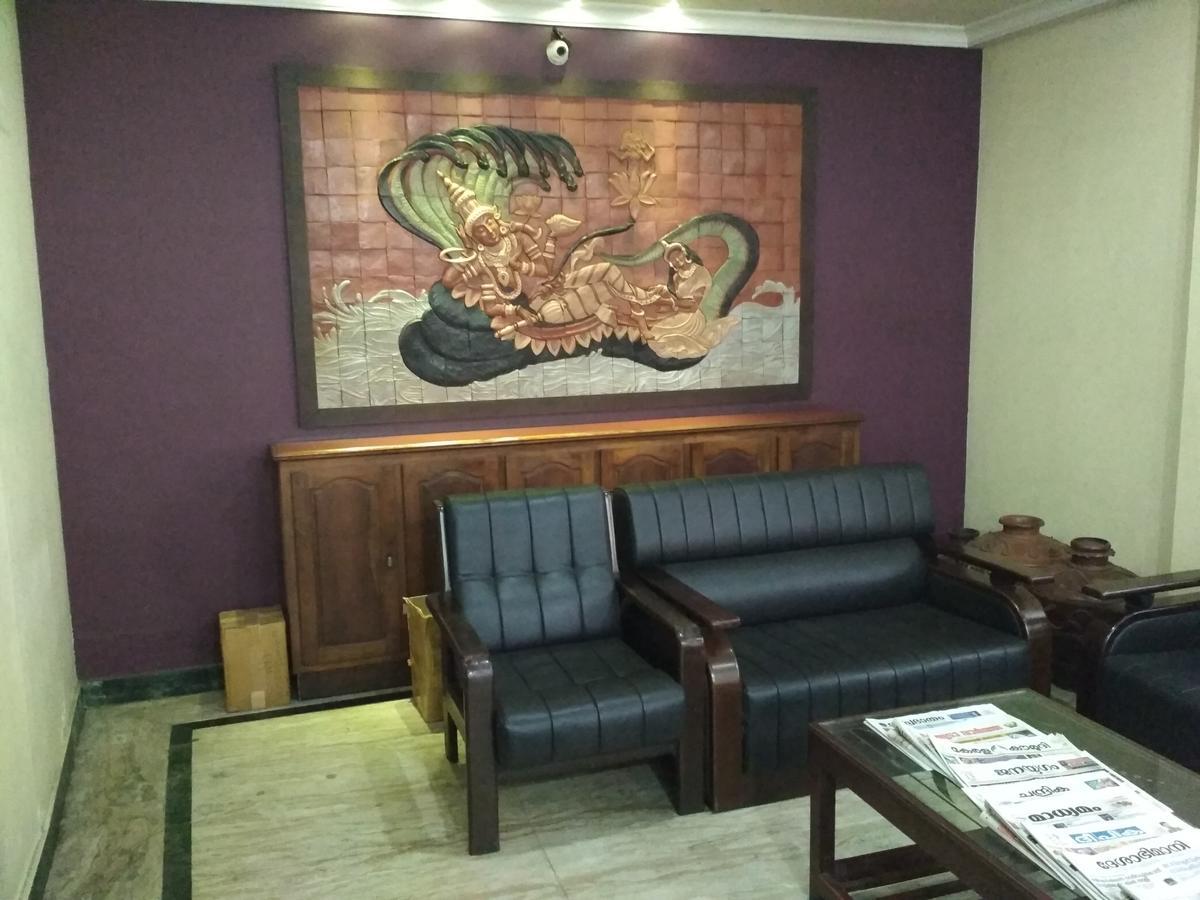Hotel Rukmini Alwaye Bagian luar foto