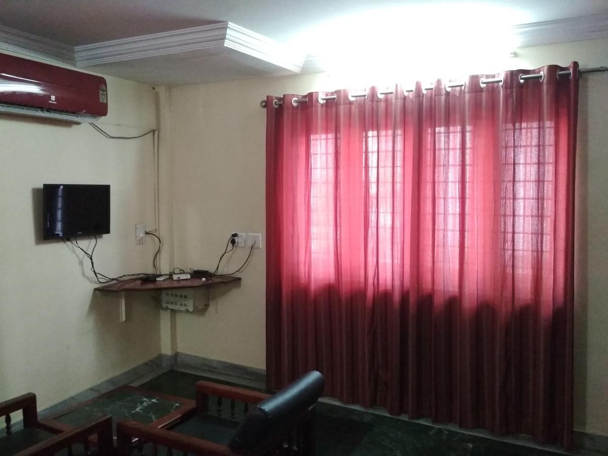 Hotel Rukmini Alwaye Bagian luar foto
