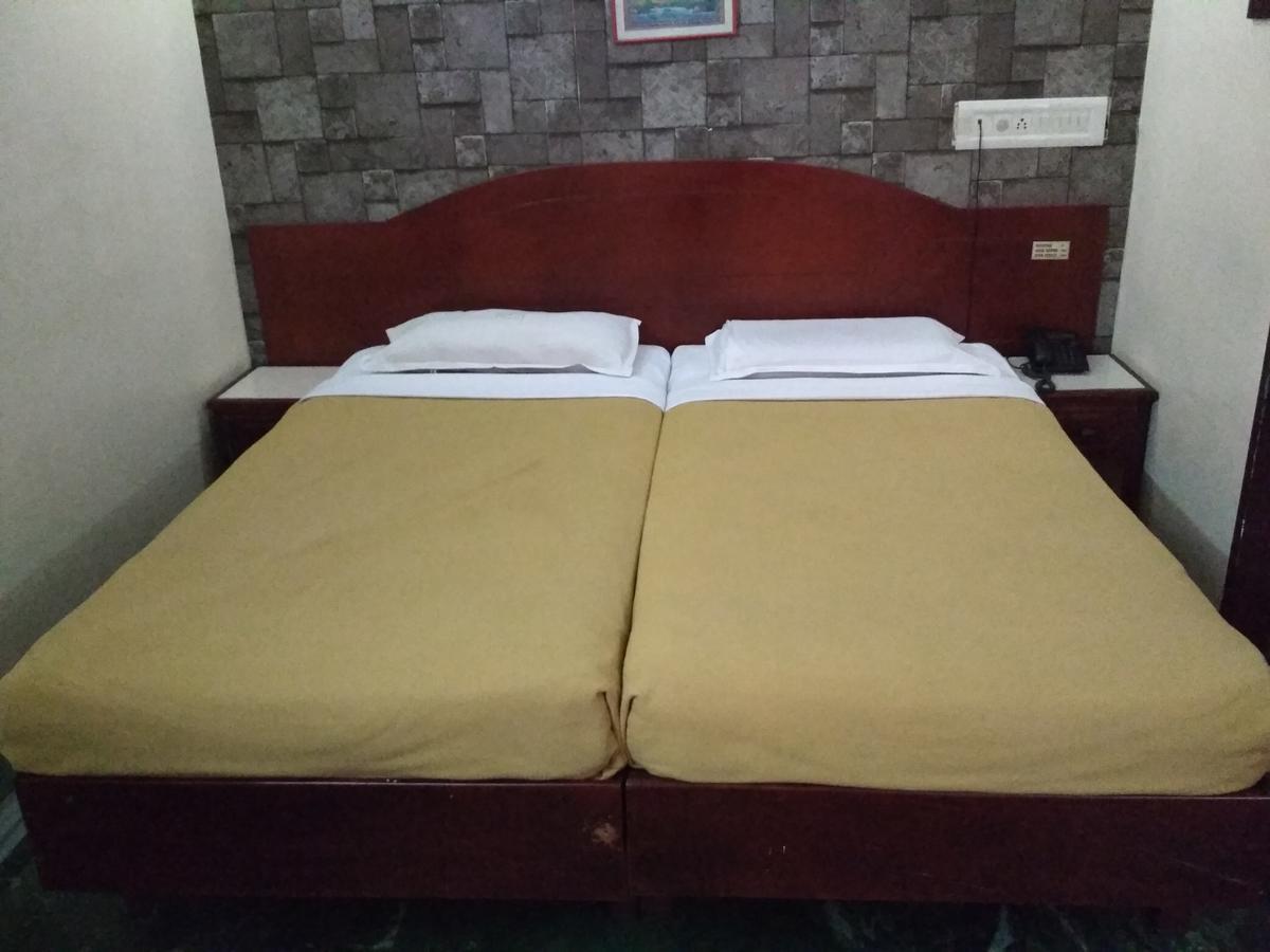 Hotel Rukmini Alwaye Bagian luar foto