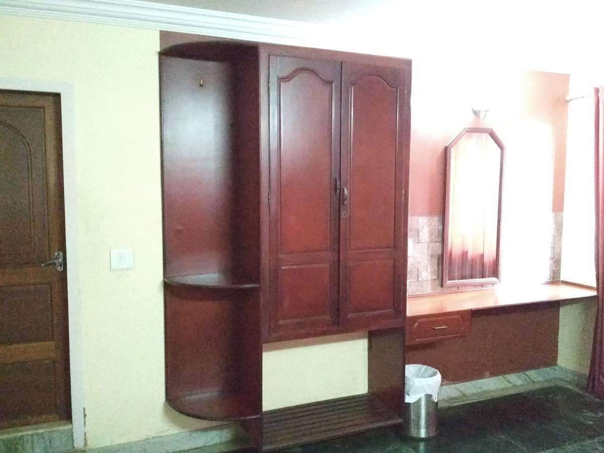 Hotel Rukmini Alwaye Bagian luar foto