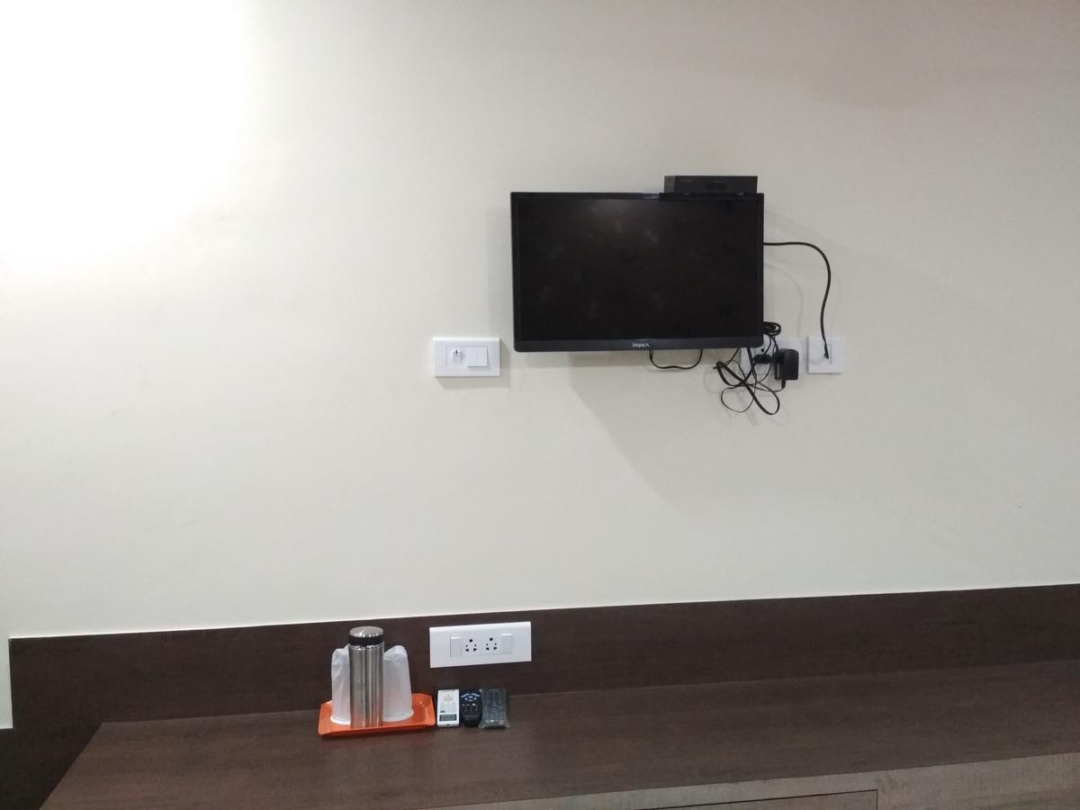 Hotel Rukmini Alwaye Bagian luar foto