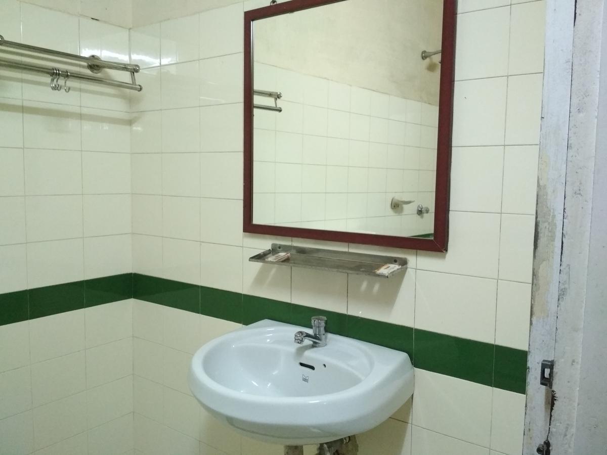 Hotel Rukmini Alwaye Bagian luar foto