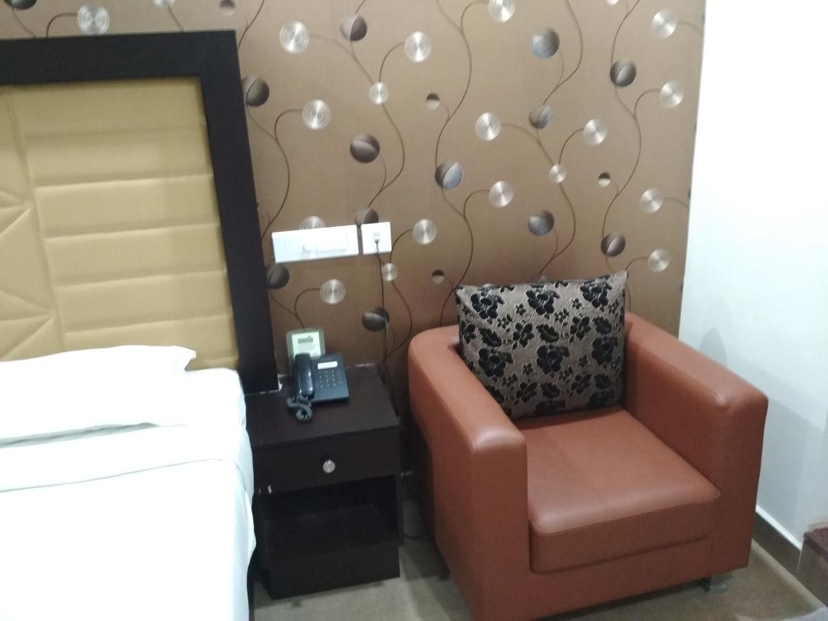 Hotel Rukmini Alwaye Bagian luar foto