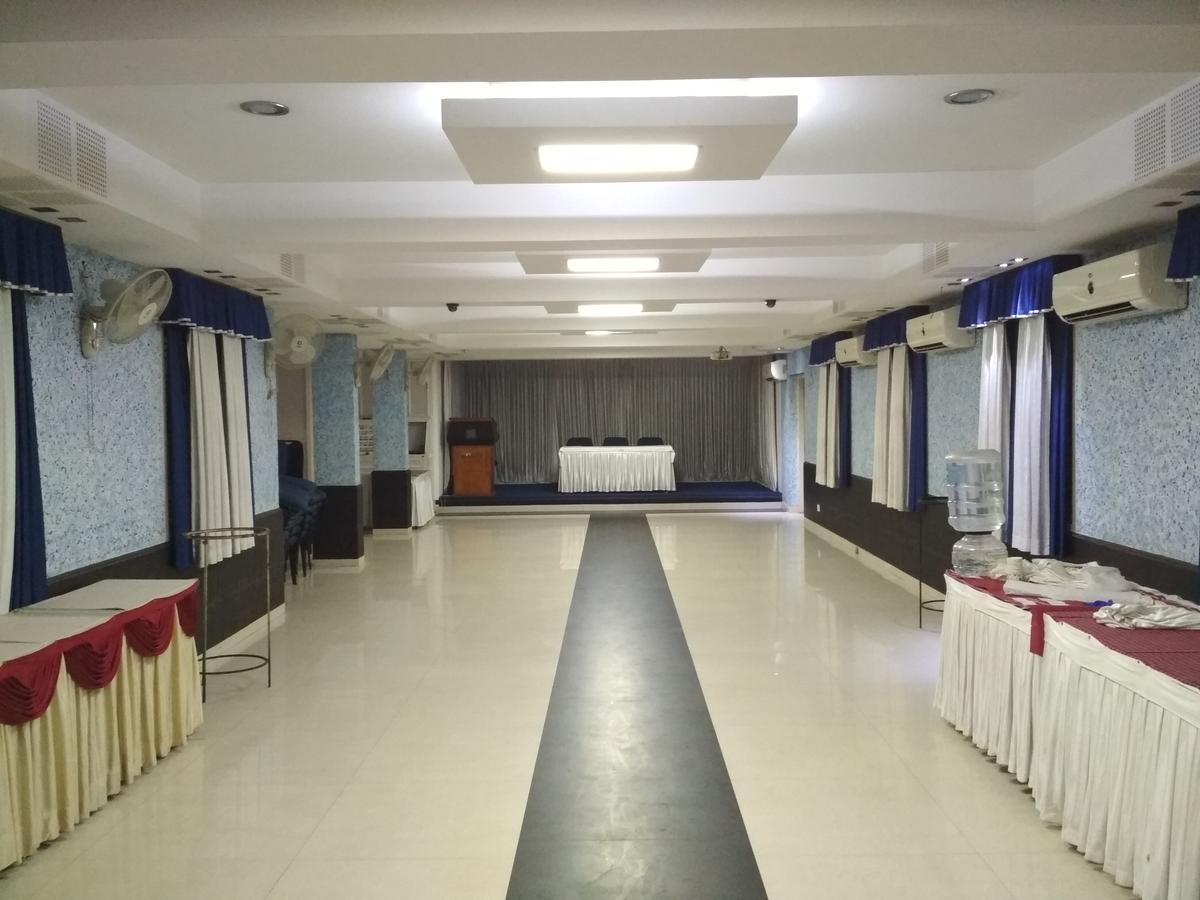 Hotel Rukmini Alwaye Bagian luar foto